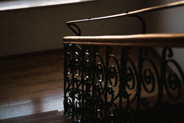 Escalier en bois dans une maison Photo d'illustration : un escalier en bois clair dans une maison