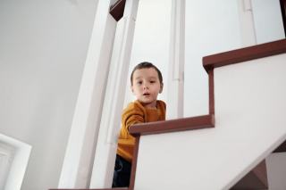 Escalier en bois et jeunes enfants : les points clés