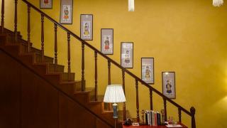 Escalier en bois dans une maison