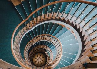 Escalier débillardé en bois : authenticité et savoir-faire