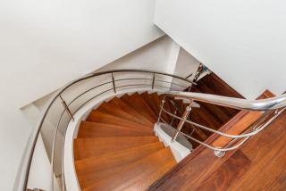 Escalier débillardé en bois : authenticité et savoir-faire