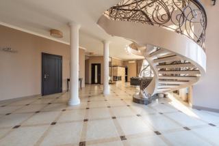 Escalier hélicoïdal : diamètre, limon et matériaux