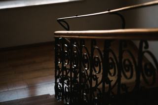 Garde-corps escalier bois : rôle, normes et modèles