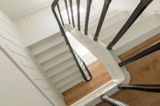 Peindre un escalier en bois : préparation, produits et méthode