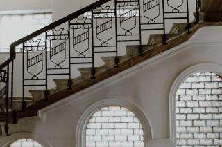 Escalier droit en hêtre avec garde-corps trémie inclus