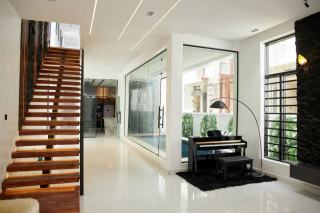 Finition escalier en bois : vernis, huile ou cire ?