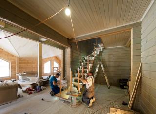 Rénovation escalier bois : solutions, étapes et prix